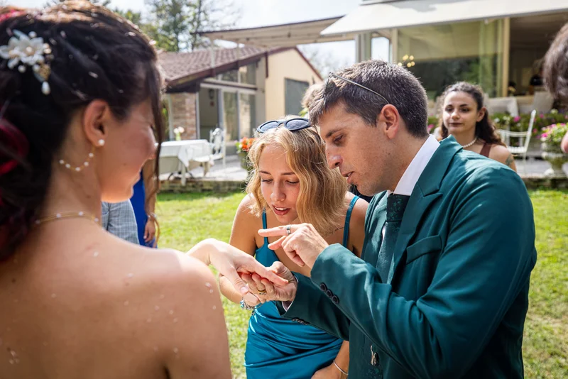 Un gruppo di invitati interagisce durante un ricevimento all'aperto presso Villa Luppis, con uno degli invitati che...